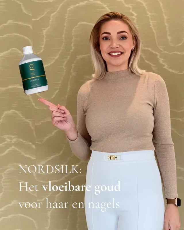 💇🏼‍♀️“Over je hele hoofdhuid groeit nieuw haar!” zei mijn kapster.

Na vier maanden (shame on me🫣) zat ik weer in de stoel bij mijn kapster. Ze haalde de kam door mijn haar, stopte en keek me aan.

“Wauw,” zei ze. “Je haar glanst en over je hele hoofdhuid zie ik nieuwe haargroei.”✨

Zes maanden eerder ben ik gestart met Nordsilk; een vloeibaar (plantaardig) voedingssupplement voor haar en nagels.
Niet zomaar een supplement, maar eentje met krachtige ingrediënten zoals:

✅ Biotine (Vitamine B8)
Ook wel de haarvitamine genoemd! Biotine stimuleert de haargroei, versterkt de haarstructuur en voorkomt haaruitval.

✅ Silicium
Een essentieel mineraal voor de aanmaak van collageen en keratine, dé bouwstenen van gezond haar huid en nagels. Silicium maakt je haar en nagels sterker, elastischer en voorkomt breuk.

✅ Vitamine C
Meer dan alleen een weerstand-booster! Vitamine C bevordert de opname van ijzer (belangrijk voor haargroei) én stimuleert de natuurlijke aanmaak van collageen.

Wat het écht bijzonder maakt?
➡️ Het is vloeibaar. En dat betekent: betere opname, snellere werking, zichtbaar resultaat.

Geef je lichaam de bouwstoffen die het nodig heeft en ervaar het verschil!

Kuur van 33 dagen €47,-
Kuur van 100 dagen €126,-

#haircare #biotine #silicium #vitaminec #vloeibarevitamines #haargroei #healthyhairjourney #nordsilk